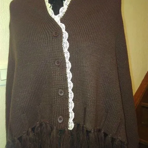 Cape en maille et dentelle couleur marron