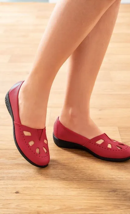 Les ballerines en cuir souple ajouré