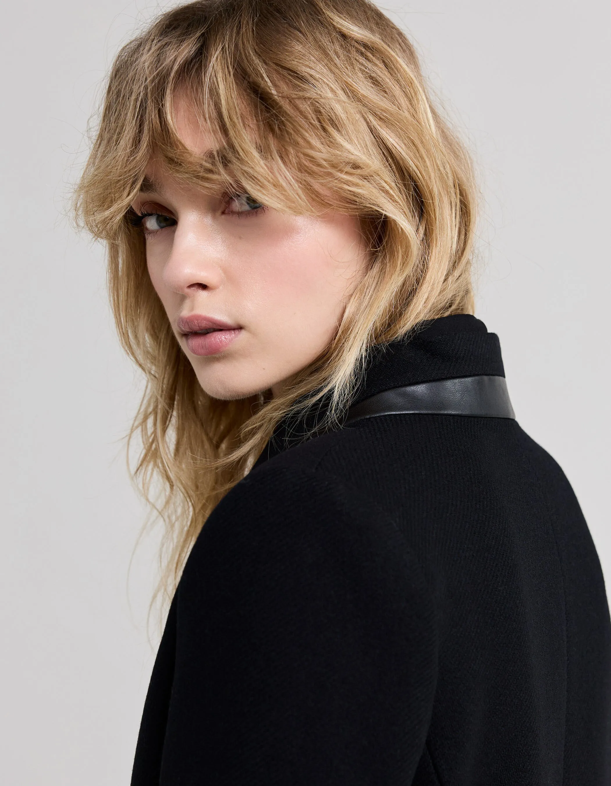Manteau mi-long noir double col enduit femme