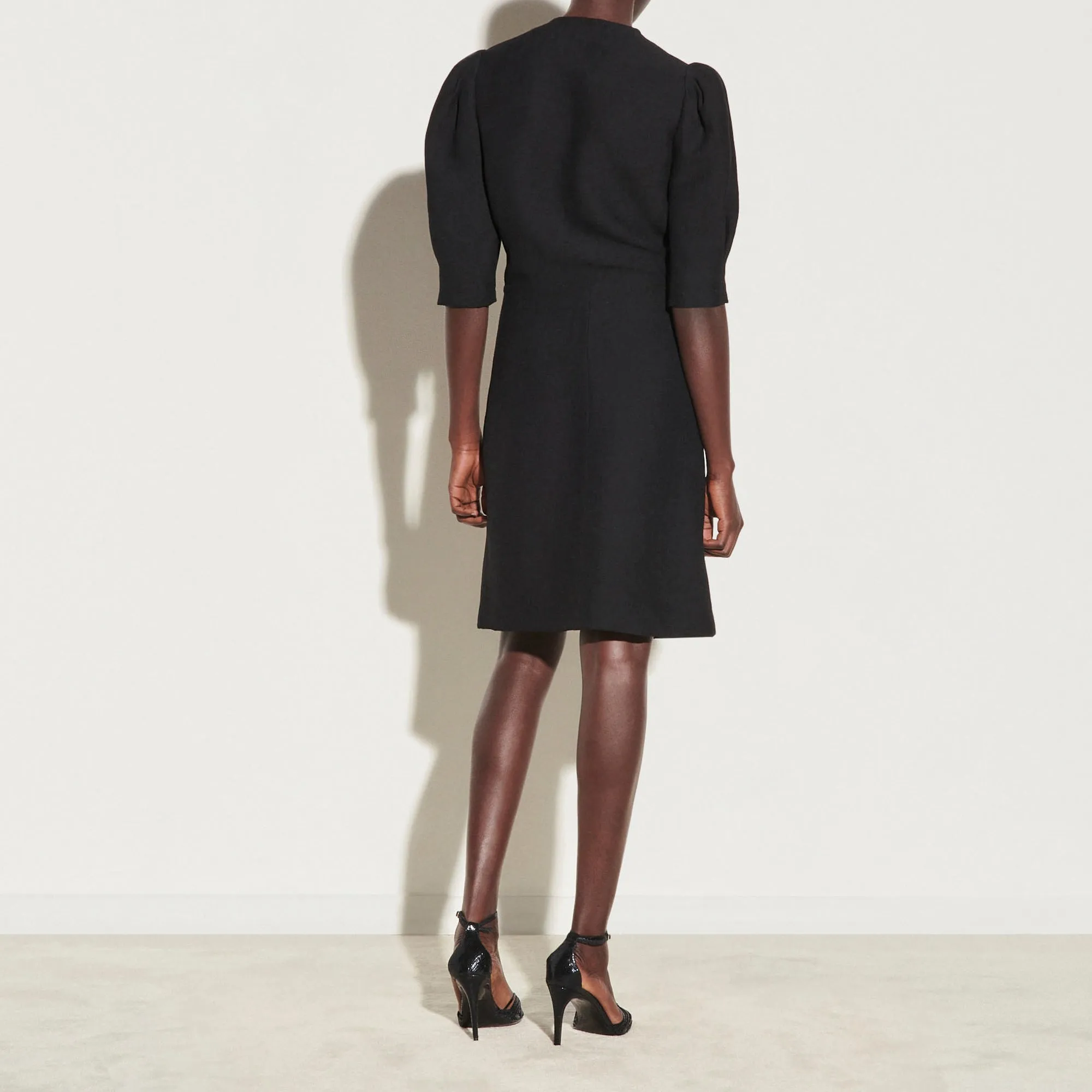 Robe courte avec volant  plissé