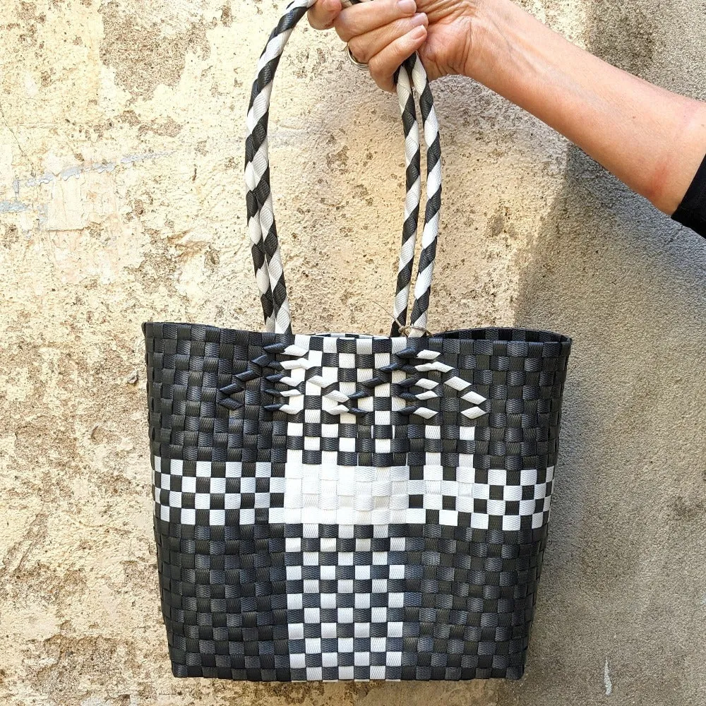 Sac à main tissé à la main en sangle plastique recyclée