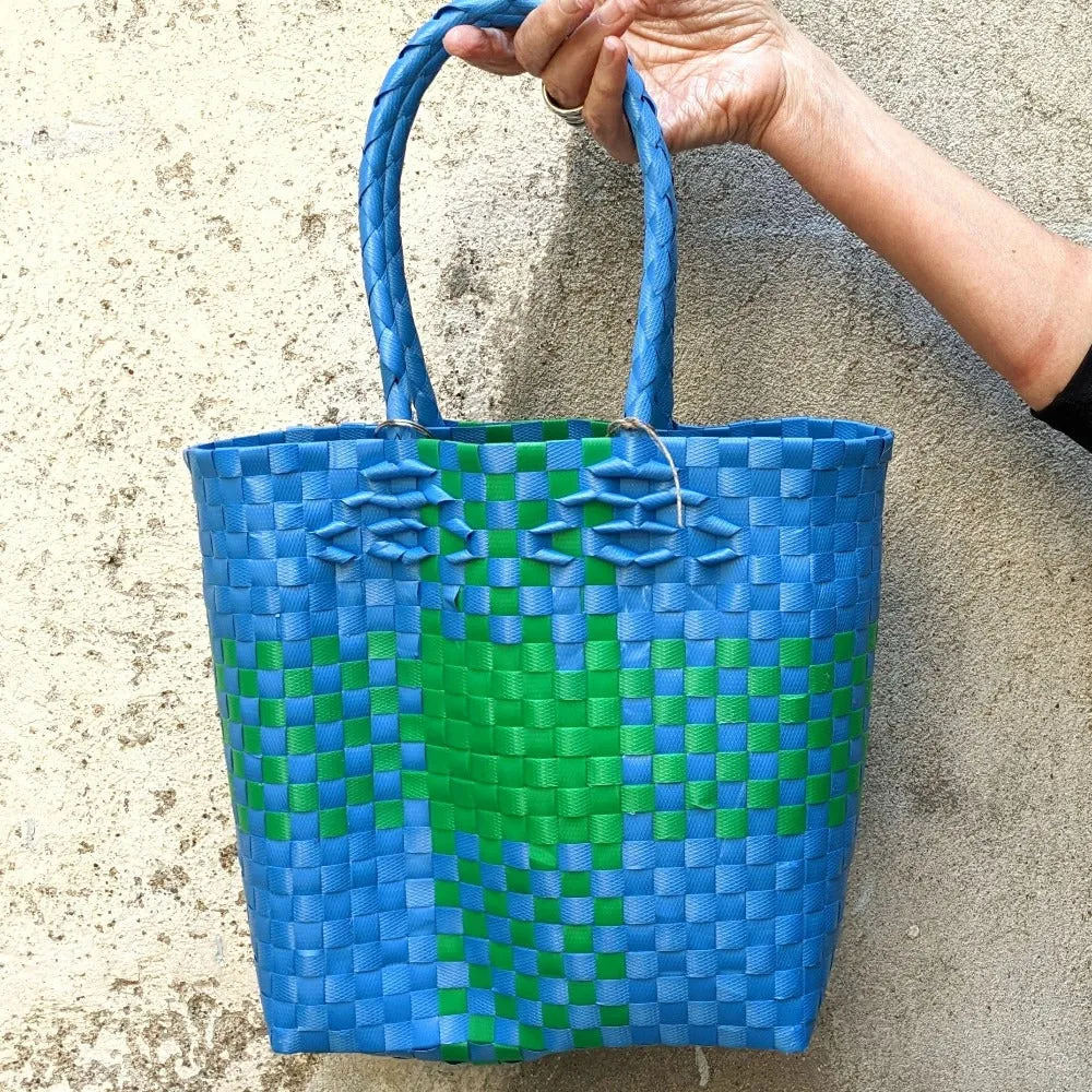 Sac à main tissé à la main en sangle plastique recyclée
