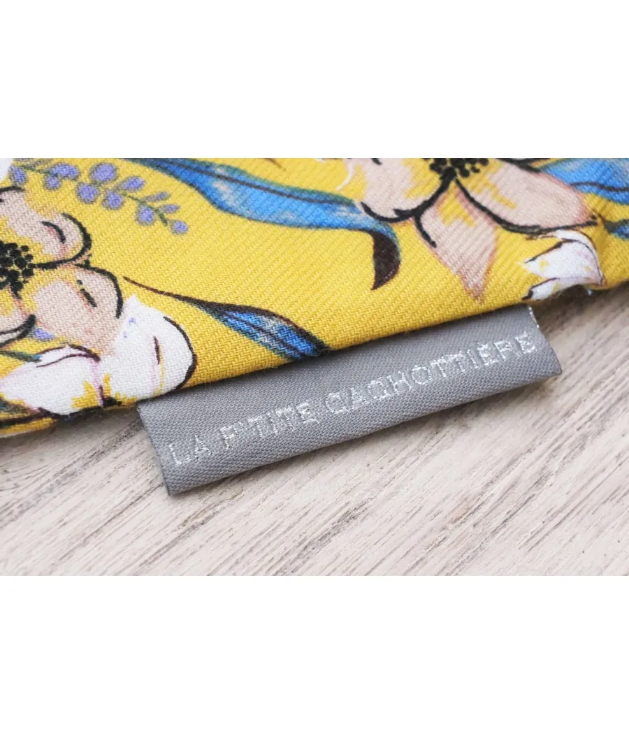 santaia pochette jaune motif fleur bleue beige la petite cachottière