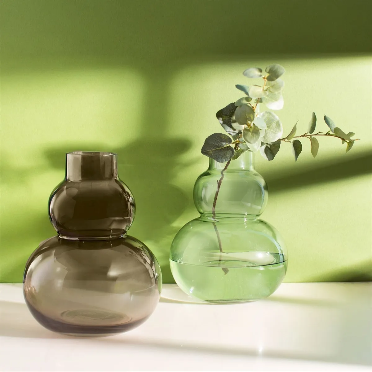 Sass & Belle - Vase à galets en verre gris fumée
