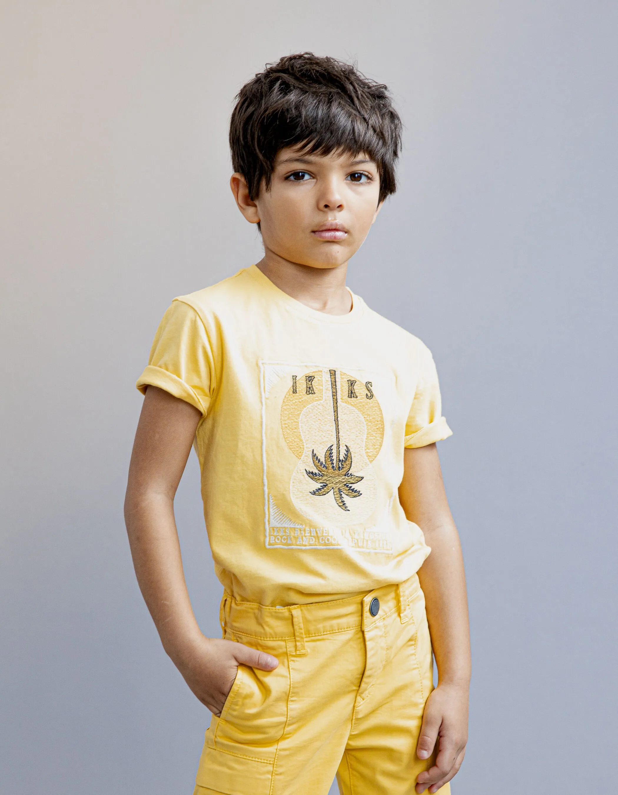 T-shirt jaune guitare et palmiers brodés garçon